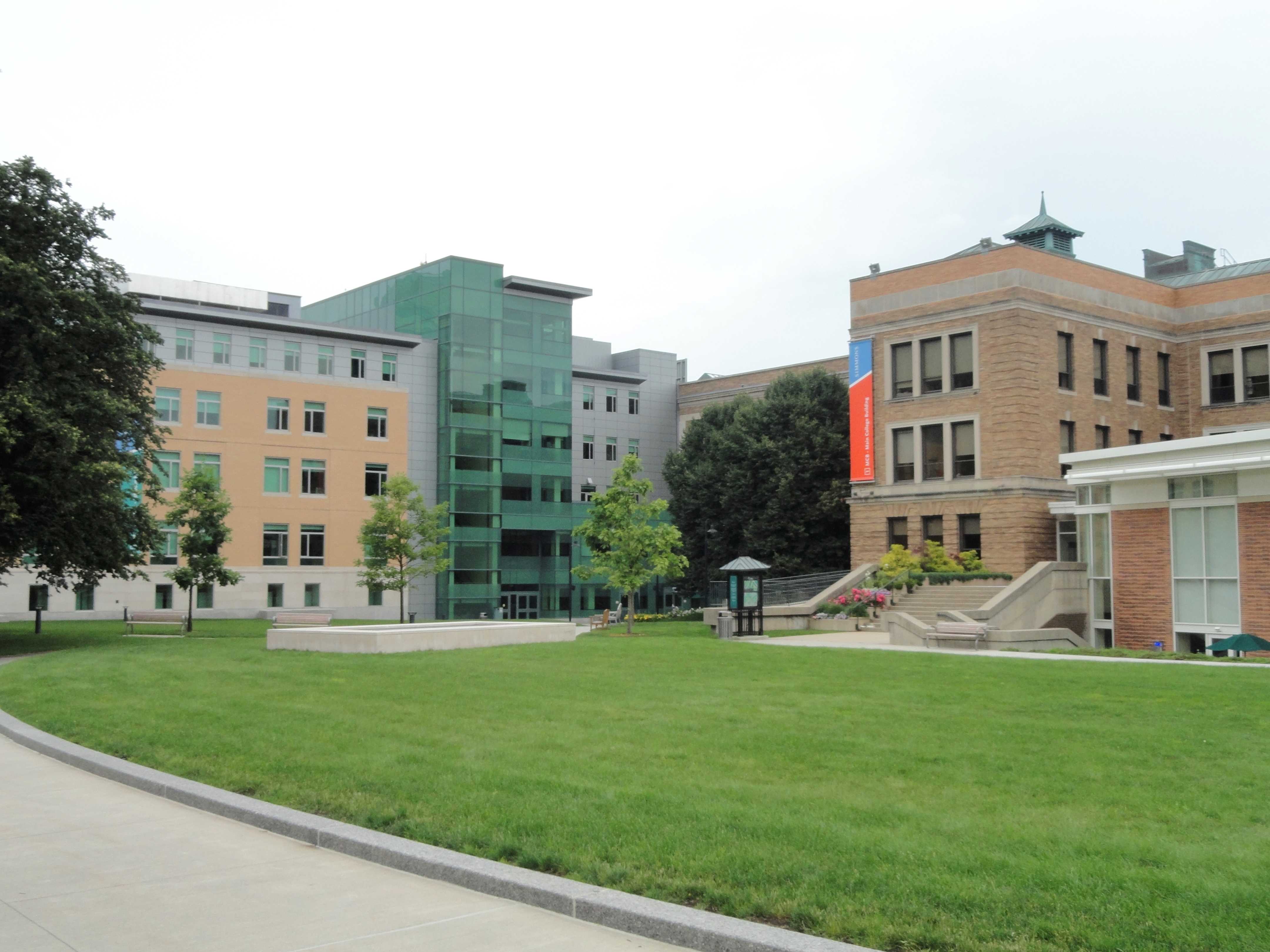 Колледж по английски. Simmons College. Университет Лайт Академия. Simmons University Kaplan. Boston Simmons University Campus Room.