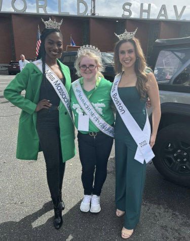 Laura Donohue (middle) with Miss Boston and Miss Massachusetts. Photo courtesy of Laura Donohue.
